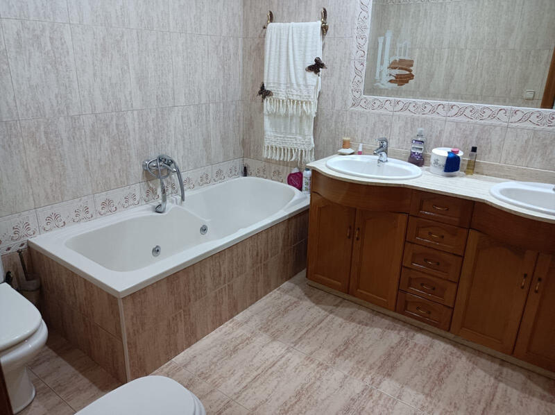 4 bedroom Townhouse for sale