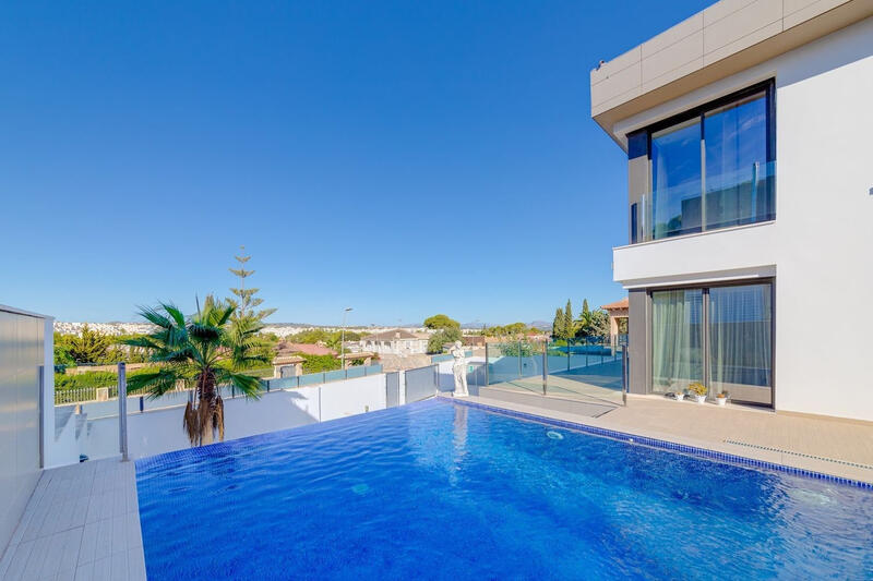 Villa Te koop in Torrevieja, Alicante