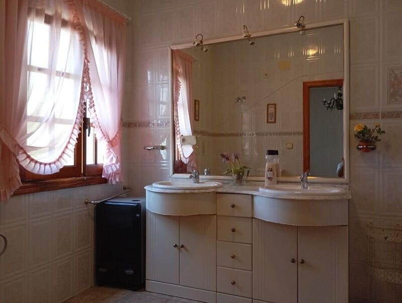 4 bedroom Country House for sale
