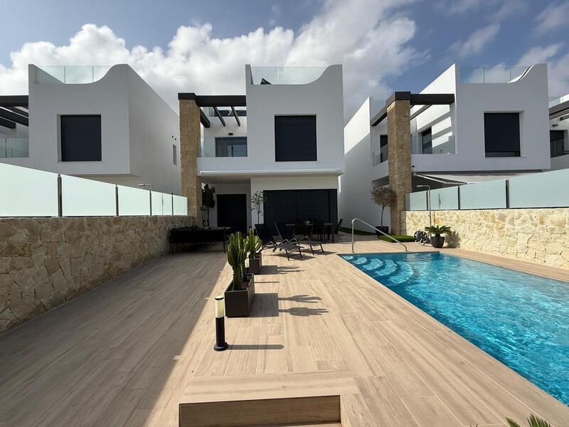 Villa til salg i Punta Prima, Alicante