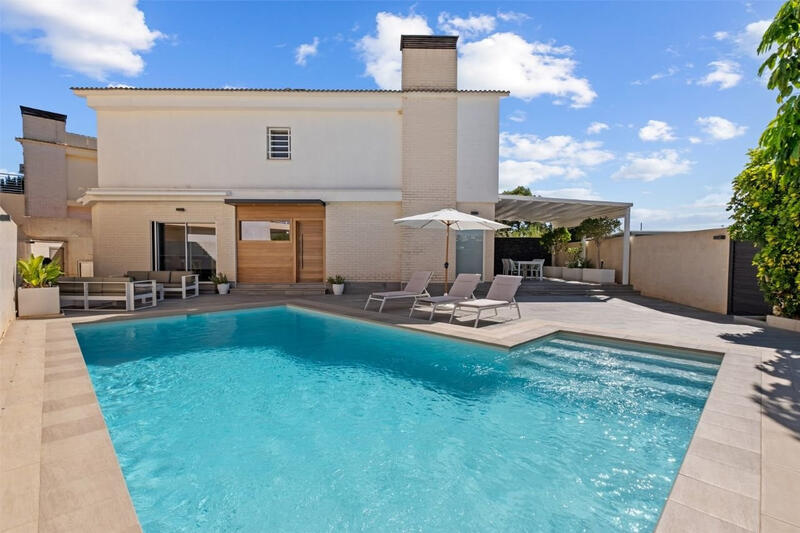 Villa for sale in l'-Playa Alfas del Pí, Alicante