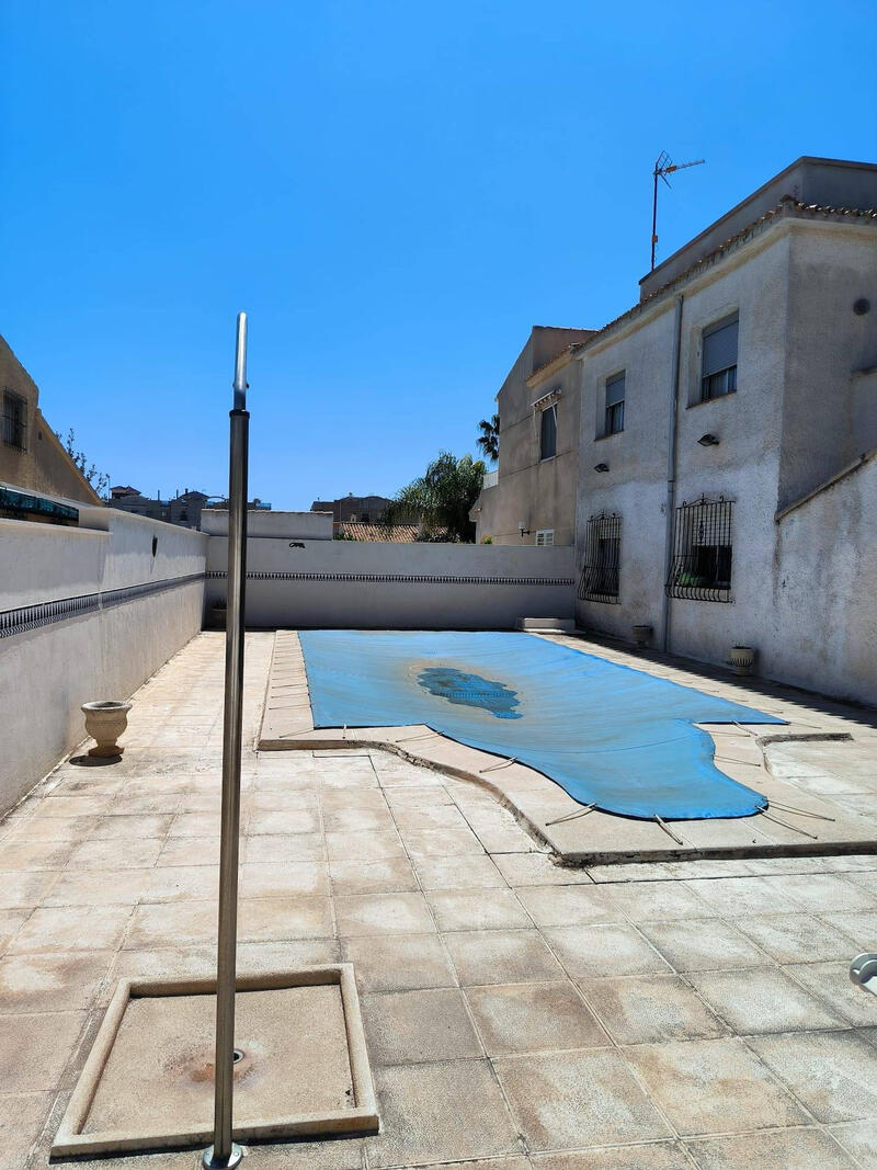 7 bedroom Townhouse for sale