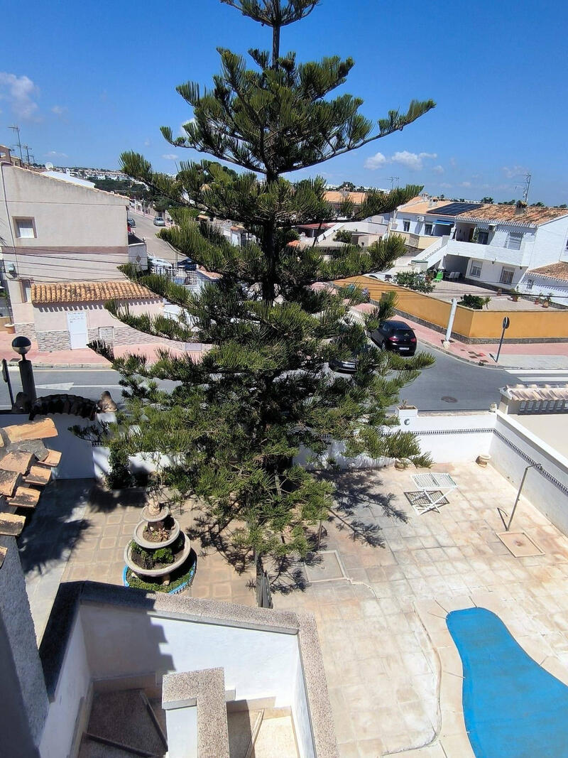 7 bedroom Townhouse for sale