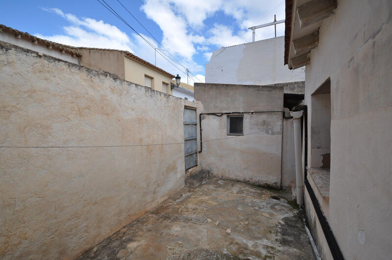 4 bedroom Townhouse for sale