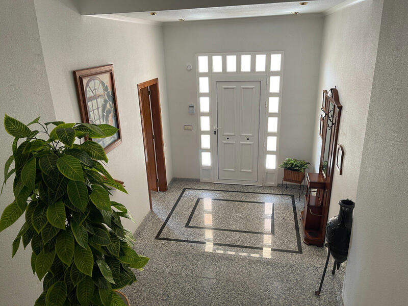 5 bedroom Townhouse for sale