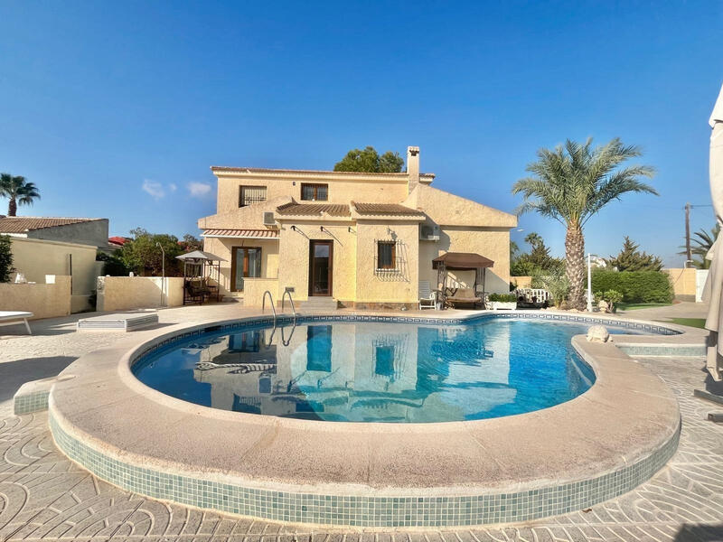 Villa à vendre dans Torrevieja, Alicante