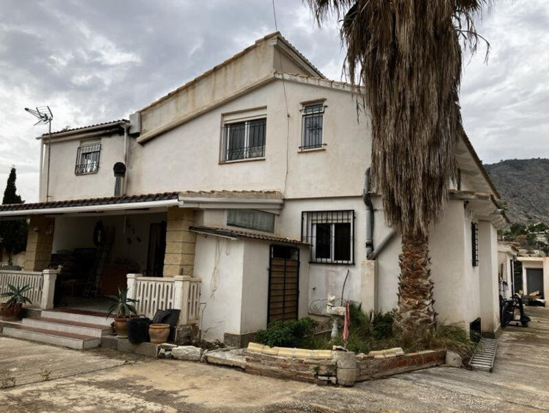8 bedroom Villa for sale