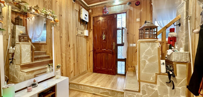 4 bedroom Townhouse for sale