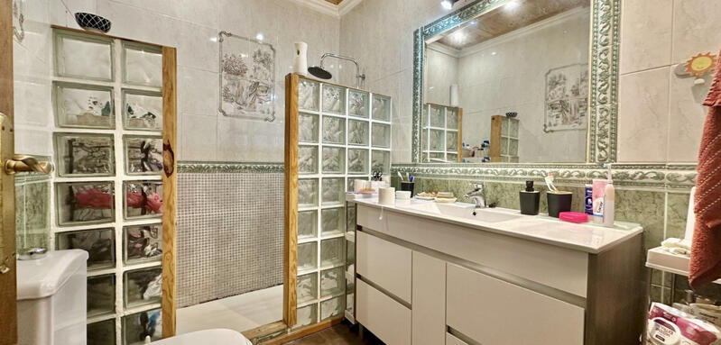 4 bedroom Townhouse for sale