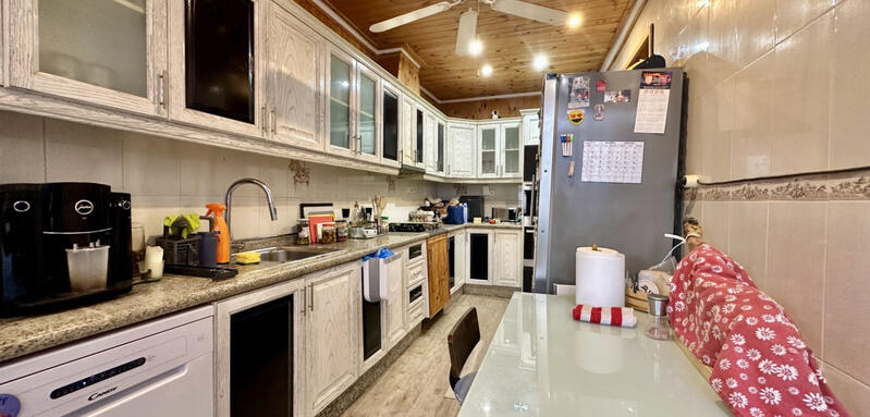 4 bedroom Townhouse for sale