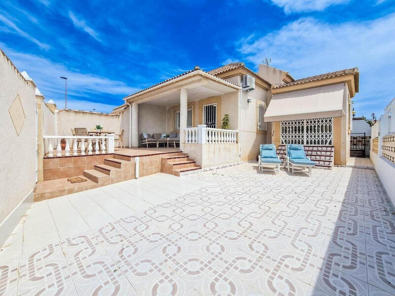 Villa en venta en Torrevieja, Alicante