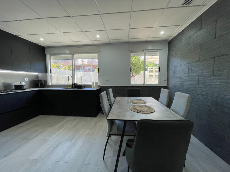 5 bedroom Townhouse for sale