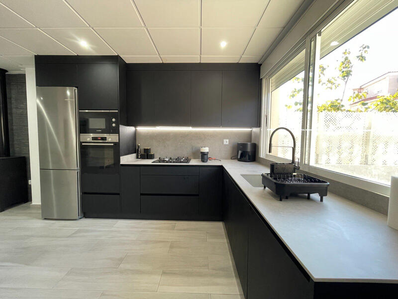 5 bedroom Townhouse for sale