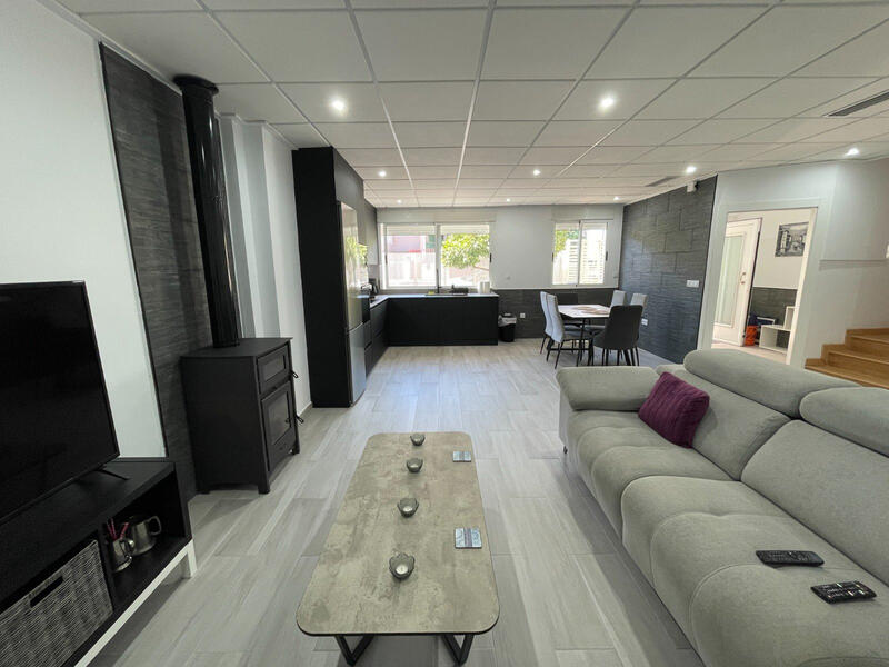 5 bedroom Townhouse for sale