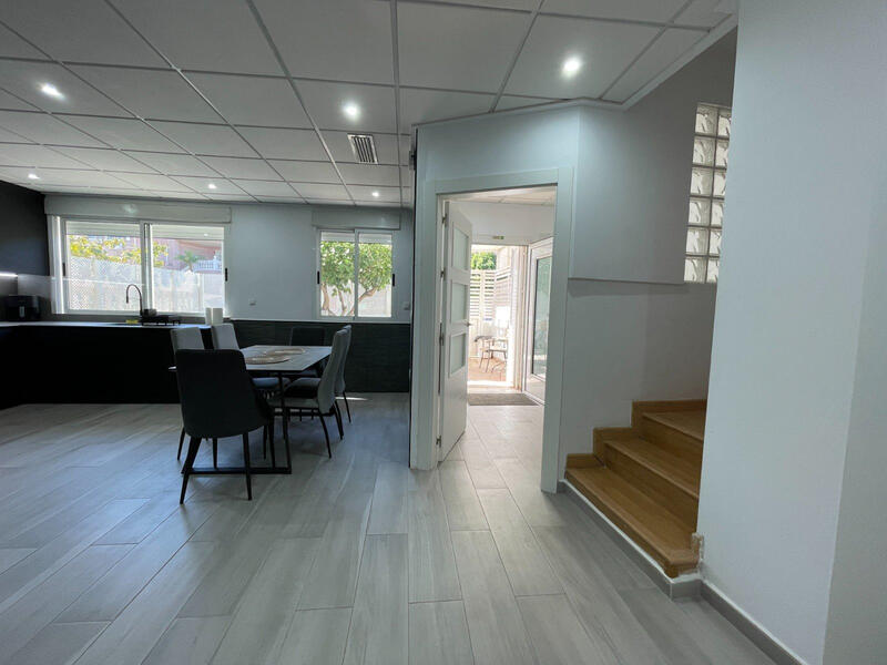 5 bedroom Townhouse for sale