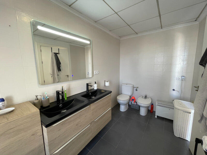 5 bedroom Townhouse for sale