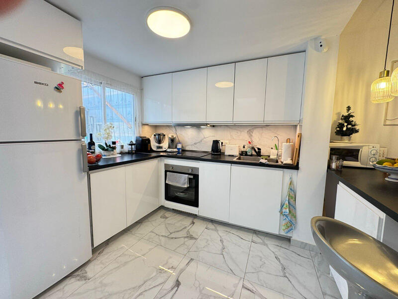 4 bedroom Townhouse for sale