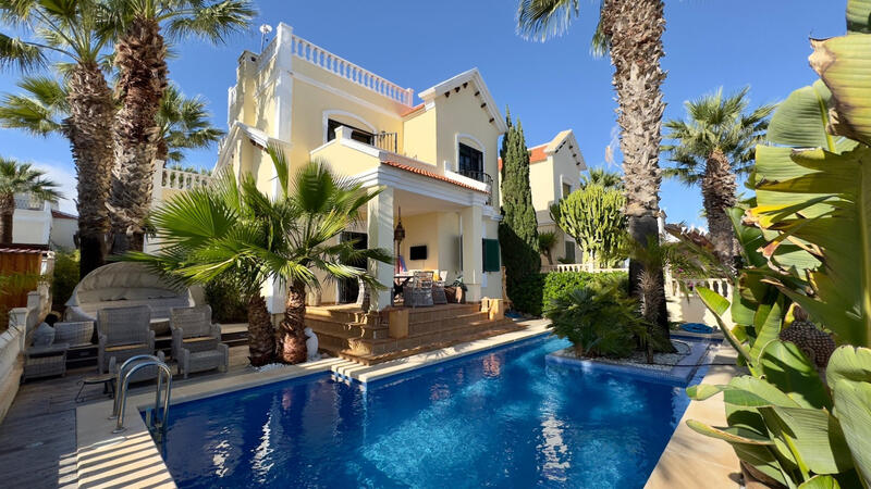 Villa til salg i Orihuela Costa, Alicante