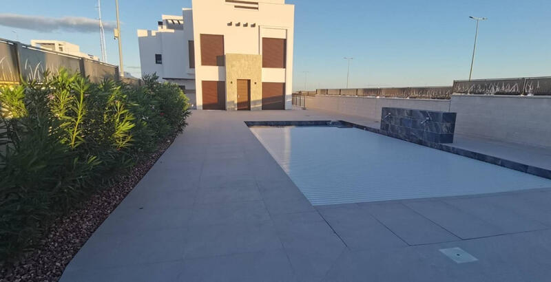 Villa en venta en Los Montesinos, Alicante