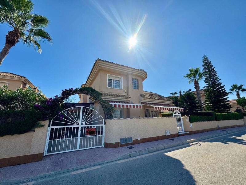 Villa en venta en Torrevieja, Alicante