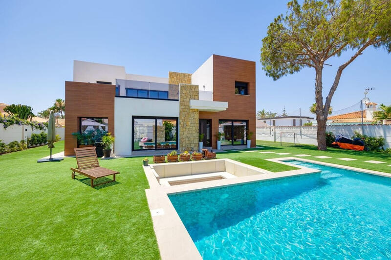 Villa for sale in Torrevieja, Alicante