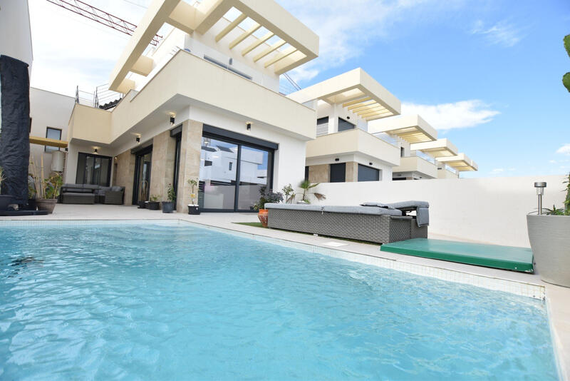 Villa til salgs i Los Montesinos, Alicante