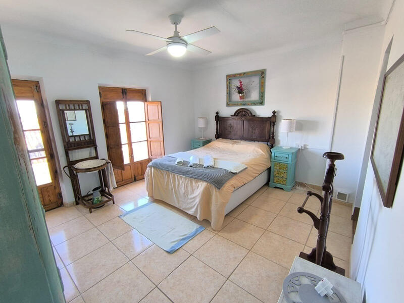 5 bedroom Townhouse for sale