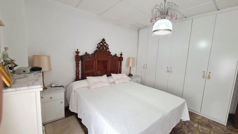 4 спальная комната городская тюрьма продается