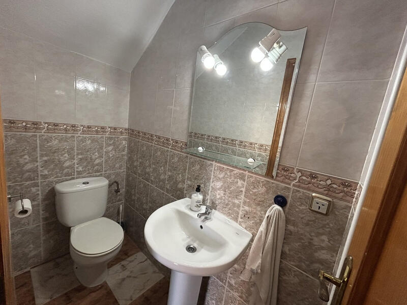 2 slaapkamer Gezinswoning Te koop