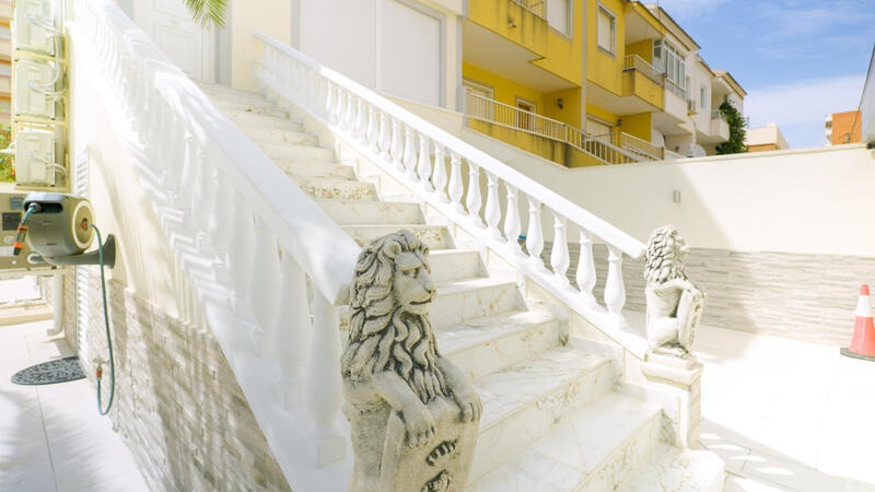 4 bedroom Townhouse for sale