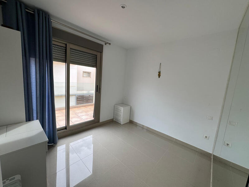 3 спальная комната городская тюрьма продается