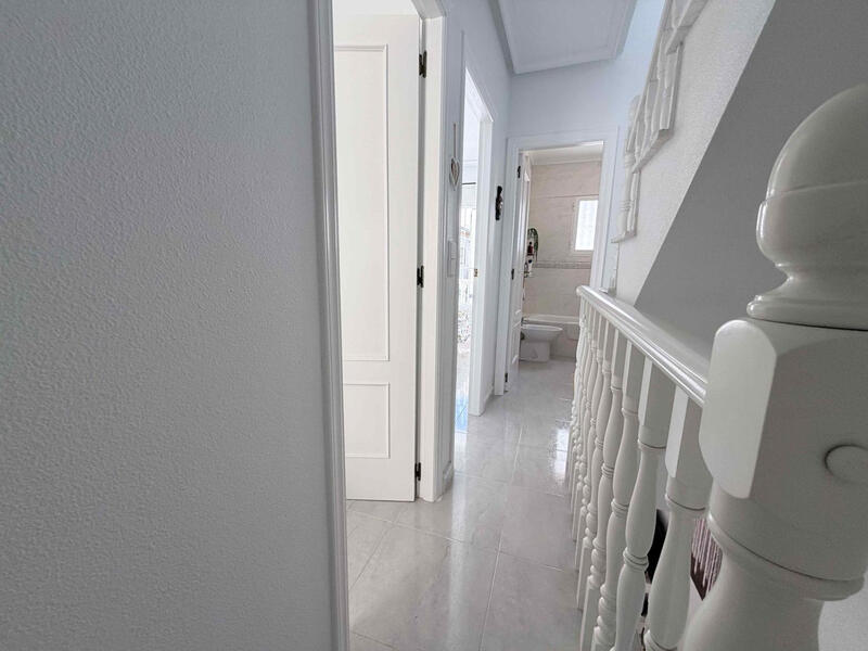 3 спальная комната городская тюрьма продается