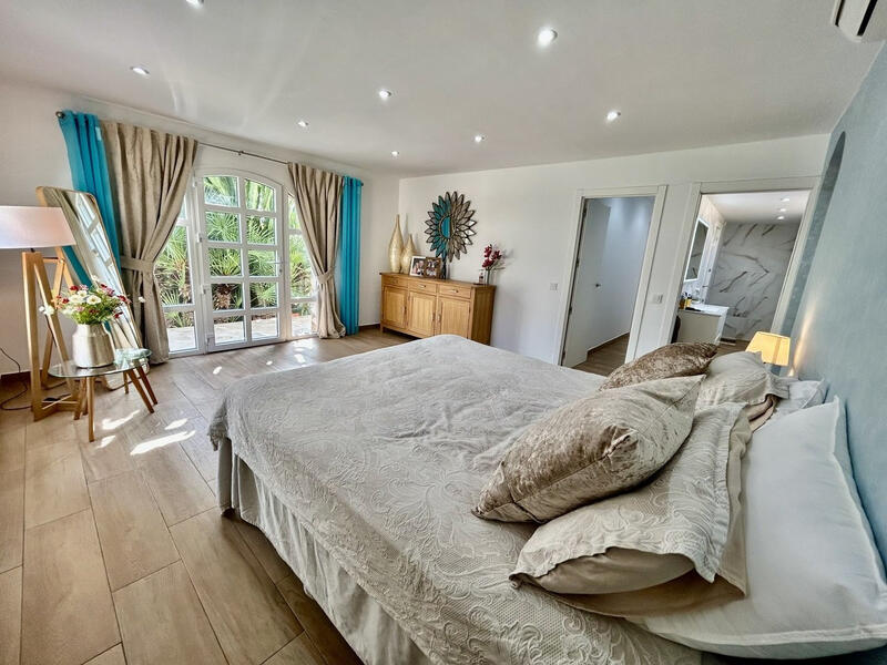 6 bedroom Villa for sale