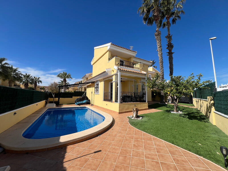 Villa til salgs i Orihuela Costa, Alicante