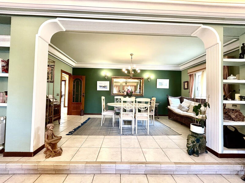 6 bedroom Villa for sale