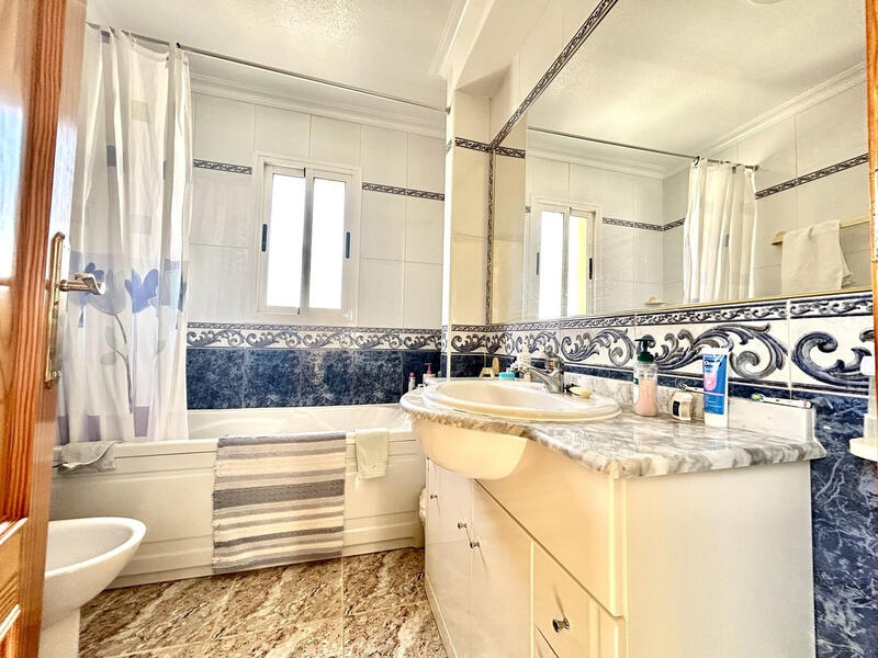 3 спальная комната городская тюрьма продается