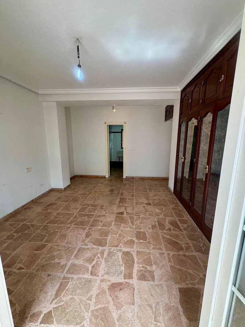 5 bedroom Apartment for sale