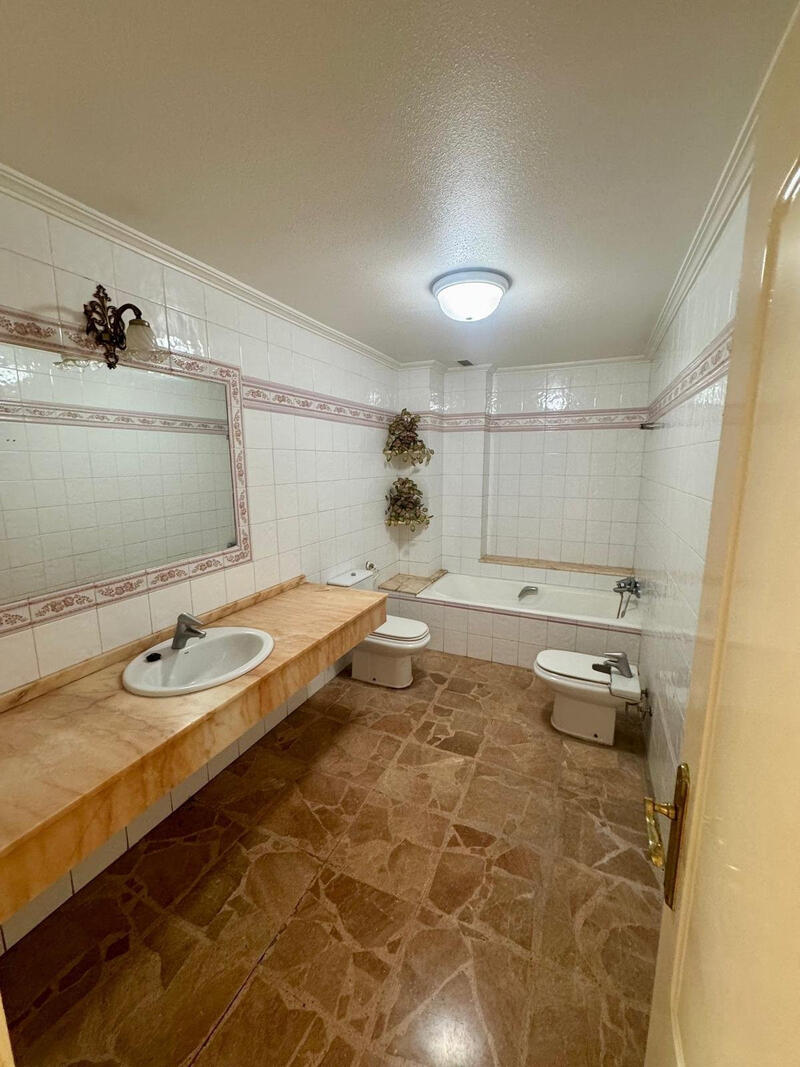 5 bedroom Apartment for sale