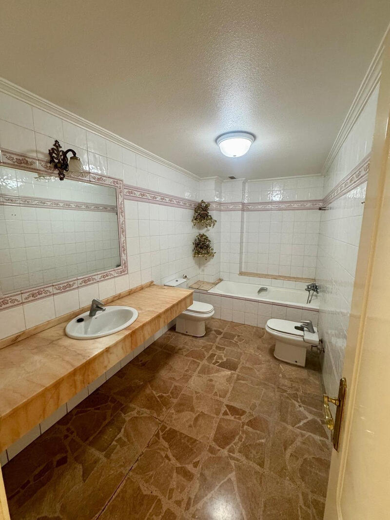 5 bedroom Apartment for sale