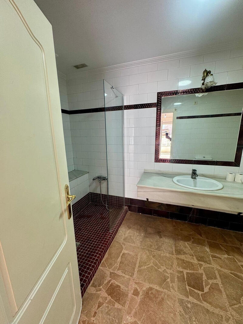 5 bedroom Apartment for sale