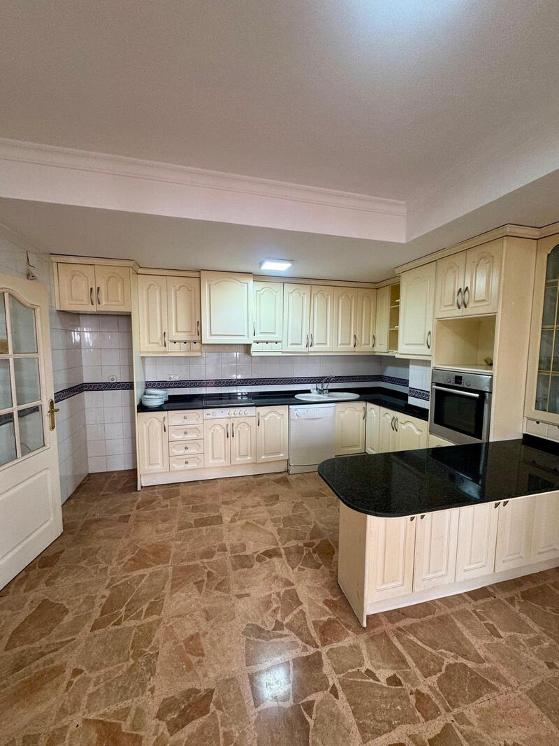 5 bedroom Apartment for sale