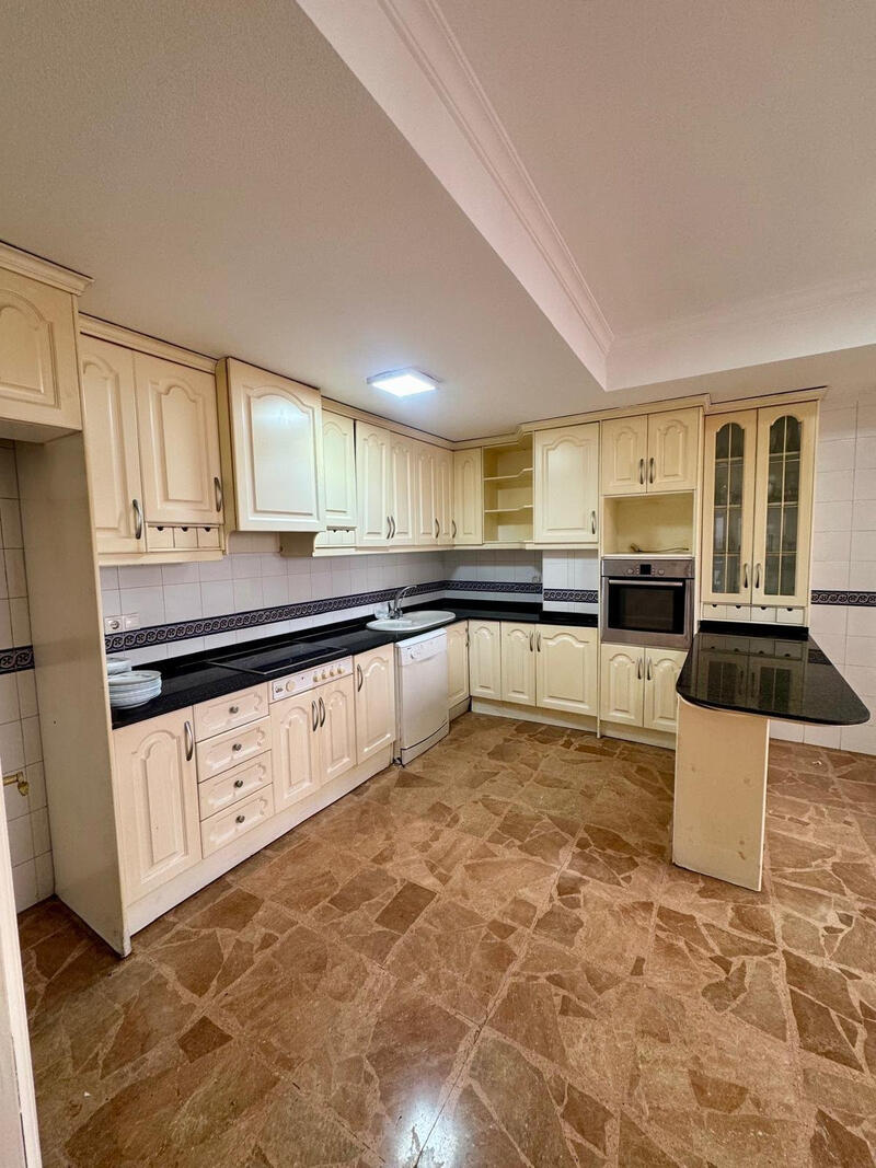 5 bedroom Apartment for sale