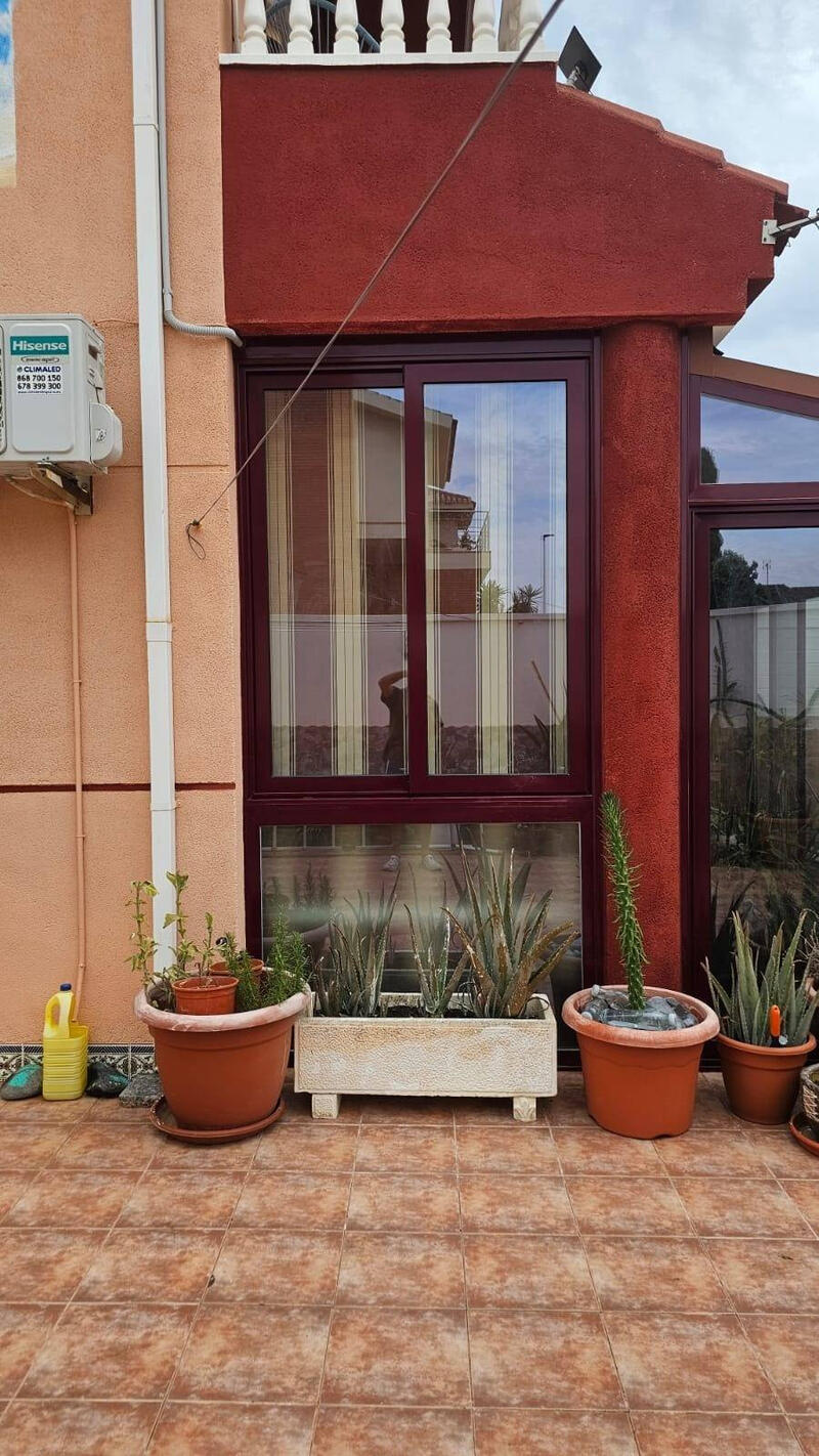 4 bedroom Townhouse for sale