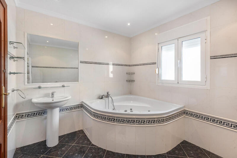 5 bedroom Villa for sale