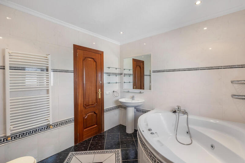 5 bedroom Villa for sale