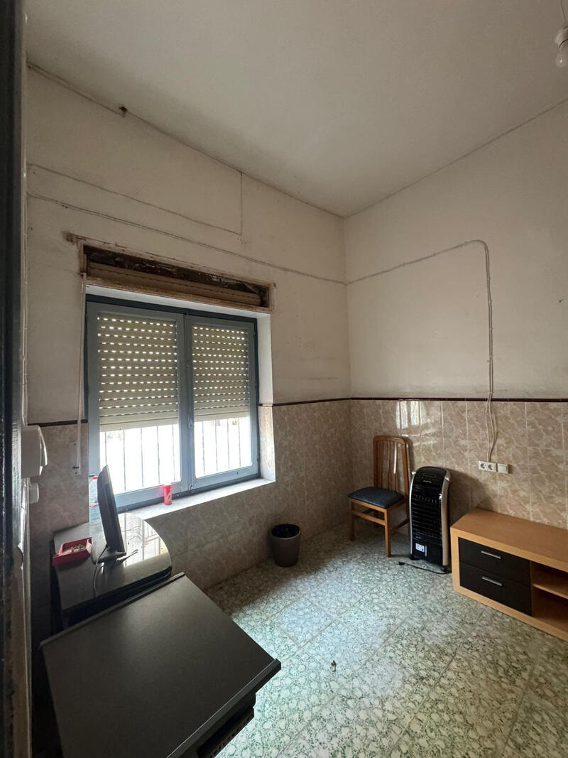 3 спальная комната городская тюрьма продается