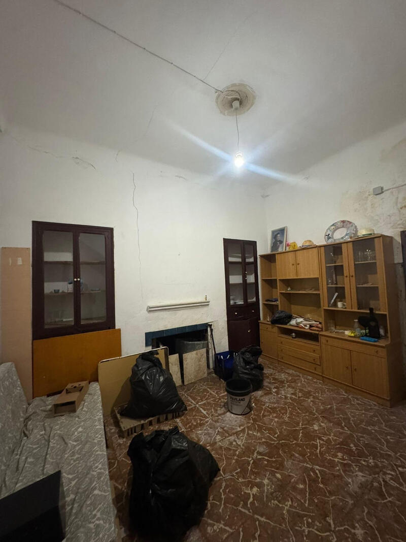 3 спальная комната городская тюрьма продается