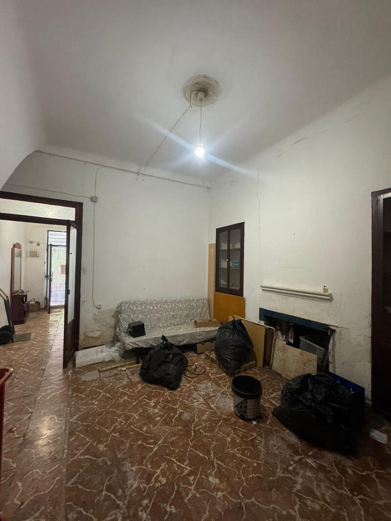 3 спальная комната городская тюрьма продается