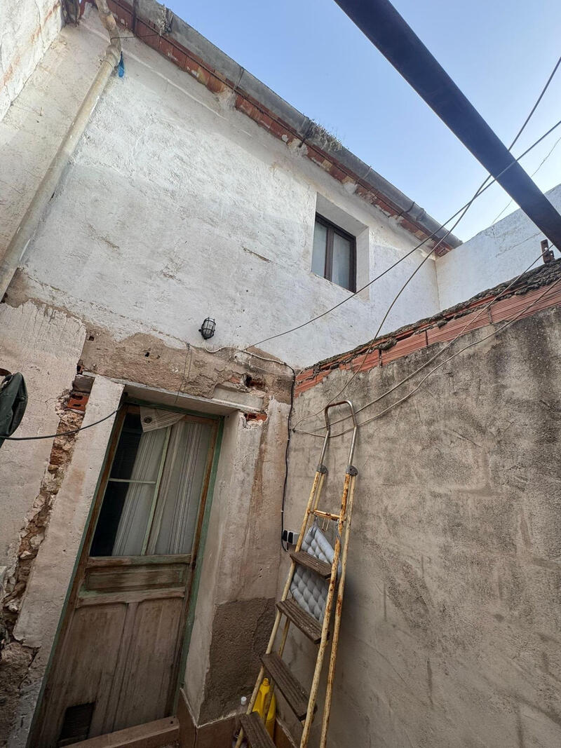 3 спальная комната городская тюрьма продается