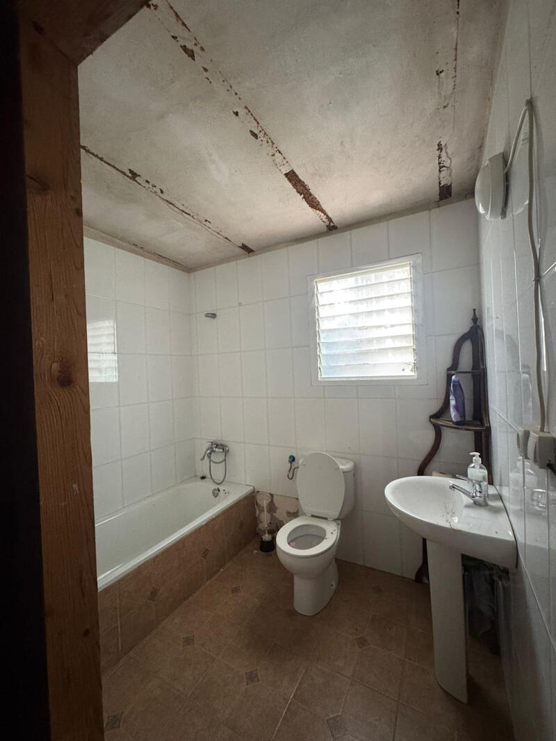 3 спальная комната городская тюрьма продается